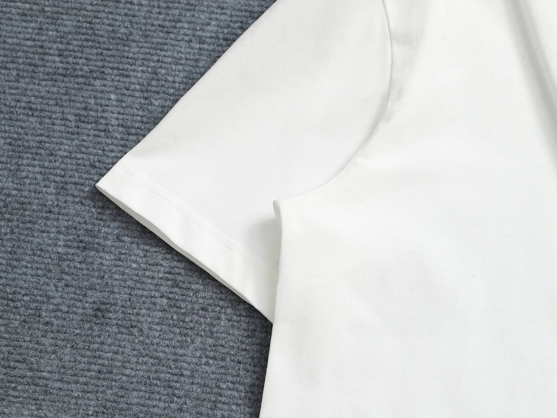 🅿️170 2025 new 1V summer cotton T-shirt uses colorful wool embroidery to enhance the temperament. The exquisite three-flower embroidery pattern is composed of a variety of yarns, with a total of 42,530 stitches showing a slight relief effect. Embroidered 1v letters complete this bold and sophisticated piece.  𝙘𝙤𝙡𝙤𝙧：White. Black 𝙨𝙞𝙯𝙚：XS S M L